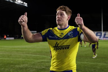 Warrington Wolves 'tan Dan Russell, 15 Mart 2025' te İngiltere 'nin başkenti Widnes Stadyumu' nda oynanan Betfred Challenge Cup maçı sonrasında seyircilere jest yapıyor.