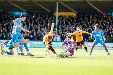 Peterborough United takımından Jed Steer, 15 Mart 2025 'te Cledara Abbey Stadyumu' nda oynanan Cambridge United - Peterborough United maçında kurtarıyor.