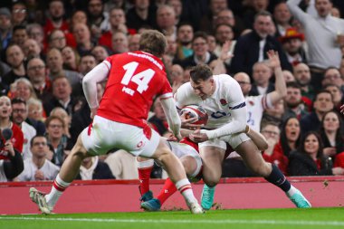 İngiliz Tom Roebuck, İngiltere 'nin Cardiff şehrindeki Principality Stadyumu' nda oynanan 2025 Guinness 6 Milletler Maçı 'nda çizgiye doğru ilerliyor.