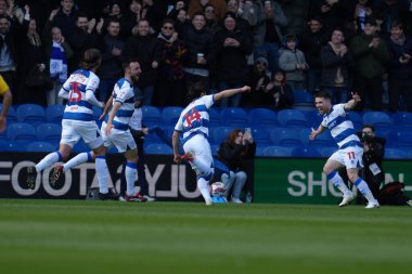 Queens park korucuları, 15 Mart 2025 'te İngiltere' deki Kiyan Prince Vakfı Stadyumu 'nda Queens Park Rangers-Leeds United maçında golü kutluyorlar.