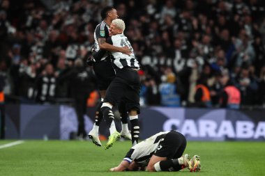 Newcastle United oyuncuları, 16 Mart 2025 'te Wembley Stadyumu' nda oynanan Liverpool - Newcastle United maçında takımlarının galibiyetini kutladılar.