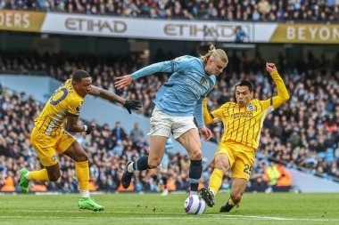 Manchester City 'den Erling Haaland, 15 Mart 2025 tarihinde Etihad, İngiltere' deki Etihad Stadyumu 'nda Manchester City ve Hove Albion maçında Brighton & Hove Albion takımından Diego Gmez' e yenildi.