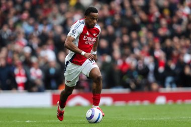 Arsenal 'den Jurrien Timber, 16 Mart 2025' te Londra, Emirates Stadyumu 'nda oynanan Premier League maçında topu fırlattı.