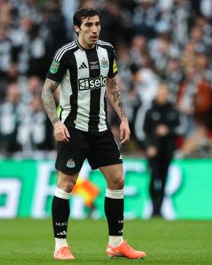 Newcastle United takımından Sandro Tonali 16 Mart 2025 'te Wembley Stadyumu' nda Liverpool - Newcastle United maçında