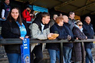Taraftarlar Cledara Abbey Stadyumu 'na, 15 Mart 2025' te Cledara Abbey Stadyumu 'nda oynanan Cambridge United-Peterborough maçı öncesinde geldiler.
