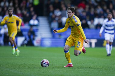 Leeds United takımından Brenden Aaronson 15 Mart 2025 'te Londra' daki Kiyan Prince Vakfı Stadyumu 'nda oynanan Queens Park Rangers vs Leeds United maçında topa vuruyor.