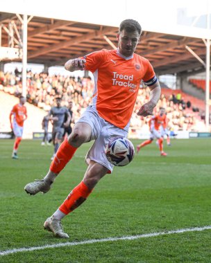 Blackpool 'dan Lee Evans, 15 Mart 2025' te Bloomfield Road, Blackpool 'da oynanan Blackpool-Leyton maçında topu kontrol ediyor.
