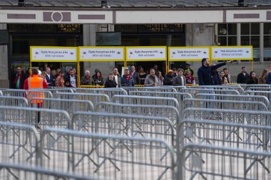 Cardiff Merkez Tren İstasyonu 'na 2025 Guinness 6 Milletler Galler' e karşı Principality Stadyumu, Cardiff, İngiltere, 15 Mart 2025