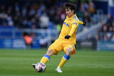 Leeds United takımından Ao Tanaka, 15 Mart 2025 'te Londra' daki Kiyan Prince Foundation Stadyumu 'nda Queens Park Rangers - Leeds United maçında ileri pas attı.
