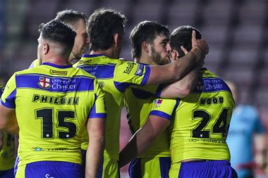 Warrington Wolves takımından Max Wood, 15 Mart 2025 'te Widnes-Widnes Stadyumu' nda oynanan Betfred Challenge Kupası karşılaşmasında 16-14 'lük galibiyetini kutluyor.