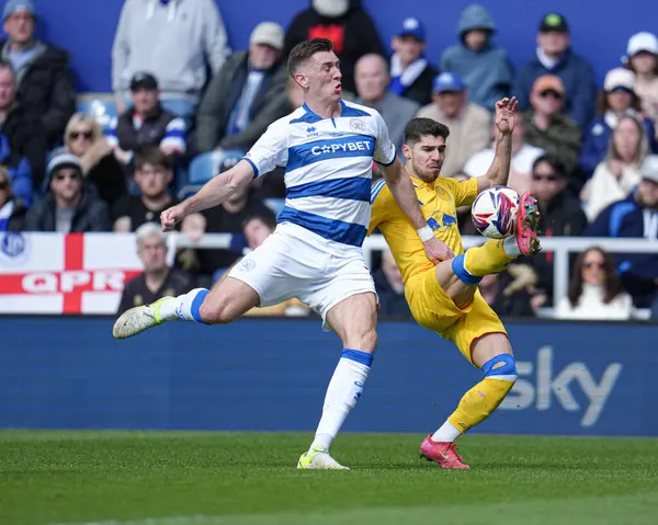 Queens Park Korucuları 'ndan Jimmy Dunne ve Leeds United' tan Manor Solomon 15 Mart 2025 'te Londra' daki Kiyan Prince Vakfı Stadyumu 'nda Queens Park Rangers - Leeds United maçında top için mücadele etti.