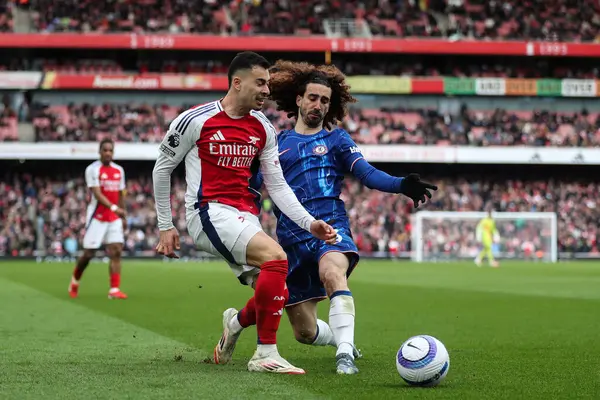 Chelsea 'den Marc Cucurella, 16 Mart 2025' te İngiltere 'nin Emirates Stadyumu' nda oynanan Premier League karşılaşmasında Arsenal ve Chelsea maçında Arsenal 'den Gabriel Martinelli' yi yere serdi.