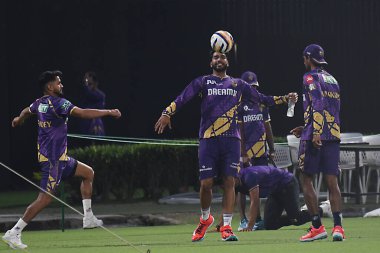 Kolkata Knight Rider 'dan Venkatesh Iyer ve Manish Pandey, 17 Mart 2025' te Kolkata 'daki Eden Gardens Stadyumu' nda yapılacak 20 kriket maçında Hint Premier Ligi 'nin (IPL) ilerisindeki bir antrenmanda futbol oynuyorlar.