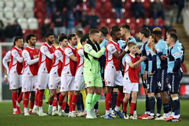 Her iki takım da 18 Mart 2025 'te New York Stadyumu, Rotherham, İngiltere' de oynanan Rotherham United ve Wycombe Wanderers maçından önce el sıkışıyor.