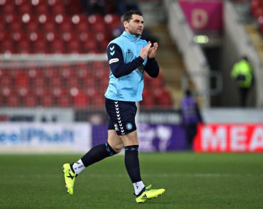 Wycombe Wanderers takımından Sam Vokes 18 Mart 2025 'te New York Stadyumu' nda Rotherham United 'a karşı Wycombe Wanderers maçından önce