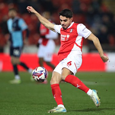 Rotherham United takımından Reece James, 18 Mart 2025 'te New York Stadyumu' nda Rotherham United 'a karşı Wycombe Wanderers maçından önce