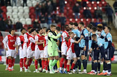 Her iki takım da 18 Mart 2025 'te New York Stadyumu, Rotherham, İngiltere' de oynanan Rotherham United ve Wycombe Wanderers maçından önce el sıkışıyor.
