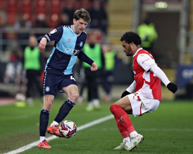 Rotherham United takımından Cameron Humphreys, 18 Mart 2025 'te New York Stadyumu' nda oynanan Sky Bet 1 karşılaşmasında Wycombe Wanderers takımından Adam Reach 'e baskı yapıyor.