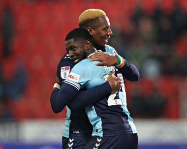 Wycombe Wanderers takımından Gideon Kodua ve Wycombe Wanderers takımından Richard Kon, 18 Mart 2025 'te New York Stadyumu' nda oynanan Sky Bet 1 maçında üçüncü gollerini kutluyorlar.