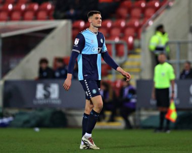 Wycombe Wanderers takımından Caleb Taylor 18 Mart 2025 'te New York Stadyumu' nda Rotherham United 'a karşı Wycombe Wanderers maçında