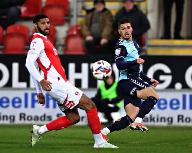 Wycombe Wanderers takımından Xavier Simons, Rotherham United 'ın 18 Mart 2025' te New York Stadyumu 'nda oynanan ve Rotherham United' ın Wycombe Wanderers 'a karşı oynadığı 1.
