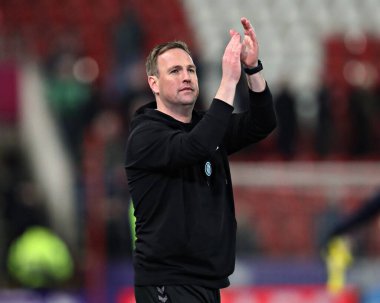 Mike Dodds 'un Wycombe Wanderers teknik direktörü, 18 Mart 2025' te New York Stadyumu 'nda oynanan ve Rotherham United' ın Wycombe Wanderers 'a karşı oynadığı 1.