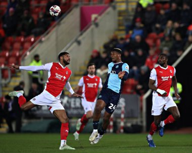 Rotherham United takımından Zak Jules, 18 Mart 2025 'te New York Stadyumu, Rotherham' da oynanan Sky Bet 1 karşılaşmasında Wycombe Wanderers 'ın Richard Kon' dan gelen baskıyla temizlendi.
