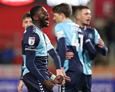 Wycombe, Wycombe Wanderers 'dan Gideon Kodua' nın 18 Mart 2025 'te New York Stadyumu' nda Rotherham United ve Wycombe Wanderers maçında attığı üçüncü golü kutluyor.