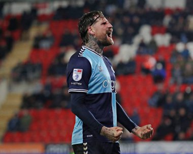 Wycombe Wanderers, Wycombe Wanderers takımının 18 Mart 2025 'te New York Stadyumu, Rotherham' da oynanan Sky Bet 1 karşılaşmasında attığı ikinci golü kutluyor.