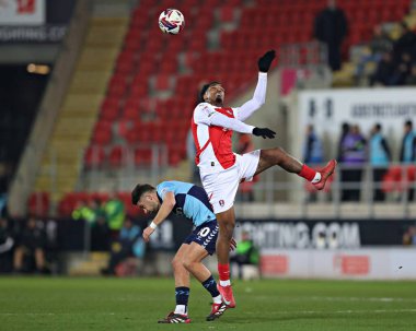 Rotherham United takımından Mallik Wilks, 18 Mart 2025 'te New York Stadyumu, Rotherham' da oynanan Sky Bet 1 karşılaşmasında Wycombe Wanderers takımının Luke Leahy 'nin üzerinden atladı.