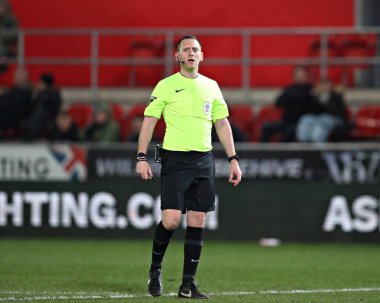 Hakem Sam Mather Sky Bet Ligi 1 karşılaşmasında Rotherham United, Wycombe Wanderers 'a karşı New York Stadyumu, Rotherham, İngiltere, 18 Mart 202