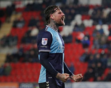 Wycombe Wanderers, Wycombe Wanderers takımının 18 Mart 2025 'te New York Stadyumu, Rotherham' da oynanan Sky Bet 1 karşılaşmasında attığı ikinci golü kutluyor.