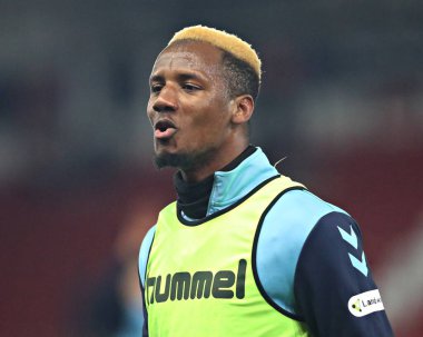 Wycombe Wanderers takımından Richard Kon 18 Mart 2025 'te New York Stadyumu' nda Rotherham United 'a karşı Wycombe Wanderers maçından önce