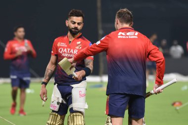 Royal Challengers Bengaluru Phil Salt ve Virat Kohli, Hindistan Premier Ligi (IPL) 2025 kriket turnuvasının Kolkata Knight Riders ve Royal Challengers Bengaluru arasındaki açılış maçına katıldılar.