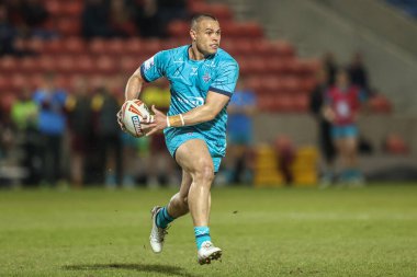 Huddersfield Giants takımından Tui Lolohea, Salford Community Stadyumu, Eccles, Birleşik Krallık 'ta oynanan 5. Salford Red Devils - Huddersfield Giants maçında topa vuruyor.