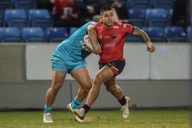 Salford Red Devils takımından Jayden Nikorima, Salford Community Stadyumu, Eccles, İngiltere 'de 20 Mart 2025' te oynanan Betfred Süper Lig 5. Raundunda Huddersfield Giants 'a karşı Salford Red Devils maçında Huddersfield Giants' ın rakibi Huddersfield Giants ile karşı karşıya geldi.