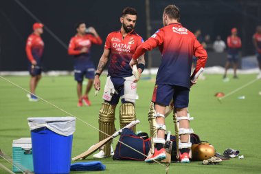 Royal Challengers Bengaluru Phil Salt ve Virat Kohli, Hindistan Premier Ligi (IPL) 2025 kriket turnuvasının Kolkata Knight Riders ve Royal Challengers Bengaluru arasındaki açılış maçına katıldılar. 