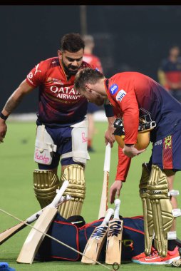 Royal Challengers Bengaluru Phil Salt ve Virat Kohli, Hindistan Premier Ligi (IPL) 2025 kriket turnuvasının Kolkata Knight Riders ve Royal Challengers Bengaluru arasındaki açılış maçına katıldılar. 