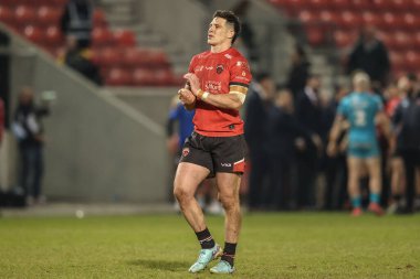 Salford Red Devils takımından Shane Wright, 20 Mart 2025 'te Salford Community Stadyumu' nda oynanan 5. Betfred Süper Lig karşılaşmasında taraftarları alkışlıyor.