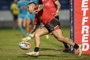 Salford Red Devils takımından Jayden Nikorima, Salford Community Stadyumu, Eccles, Birleşik Krallık 'ta oynanan 5. Salford Red Devils - Huddersfield Giants maçında bir deneme için sahaya çıkıyor.