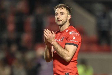 Salford Red Devils takımından Ryan Brierley, 20 Mart 2025 'te Salford Community Stadyumu, Eccles' ta oynanan Betfred Süper Lig 5. Raundda oynanan Salford Red Devils - Huddersfield Giants maçında taraftarları alkışlıyor.