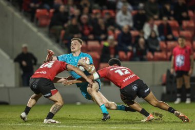 Sam Halsall, Salford Red Devils 'den Harvey Wilson ve Kallum Watkins tarafından 20 Mart 2025' te Salford Community Stadyumu 'nda oynanan Salford Red Devils - Huddersfield Giants maçında yenildi.