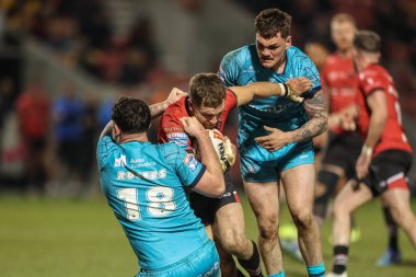 5. Betfred Süper Lig karşılaşmasında Fenton Rogers ve Thomas Deakin, Salford Red Devils, Huddersfield Giants 'a karşı Salford Community Stadyumu, Eccles, İngiltere, 20 Mart 2025' te oynanan karşılaşmada Chris Atkin 'i yendi.