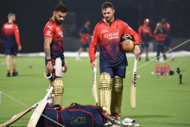 Royal Challengers Bengaluru Phil Salt ve Virat Kohli, Hindistan Premier Ligi (IPL) 2025 kriket turnuvasının Kolkata Knight Riders ve Royal Challengers Bengaluru arasındaki açılış maçına katıldılar. 