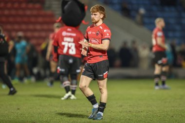 Salford Red Devils takımından Kai Morgan, 20 Mart 2025 'te Salford Community Stadyumu' nda oynanan Betfred Süper Lig 5. Raundda oynanan Salford Red Devils - Huddersfield Giants maçında taraftarları alkışlıyor.