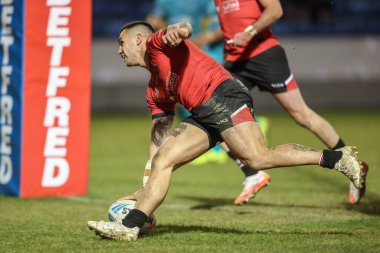 Salford Red Devils takımından Jayden Nikorima, Salford Community Stadyumu, Eccles, Birleşik Krallık 'ta oynanan 5. Salford Red Devils - Huddersfield Giants maçında bir deneme için sahaya çıkıyor.