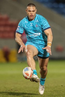 Huddersfield Giants takımından Tui Lolohea, Salford Community Stadyumu, Eccles, Birleşik Krallık 'ta oynanan 5. Salford Red Devils - Huddersfield Giants maçında topa vuruyor.