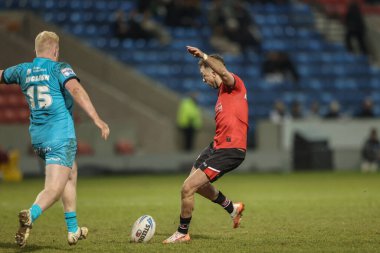 Salford Red Devils takımından Ryan Brierley, Salford Community Stadyumu, Eccles, Birleşik Krallık 'ta oynanan 5. Salford Red Devils - Huddersfield Giants maçında düşüş golü attı.