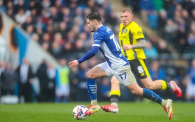 Chesterfield takımından Armando Dobra, 22 Mart 2025 'te Chesterfield-Harrogate Town maçında SMH Group Stadiumact Stadyumu' nda karşı karşıya geldi.