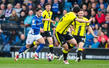 Chesterfield takımından Armando Dobra, 22 Mart 2025 'te İngiltere' nin Chesterfield şehrinde oynanan SMH Group Stadyumu 'nda oynanan Harrogate Town maçında topu aldı.